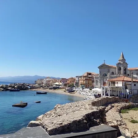Tra Mare E Torre di Faro