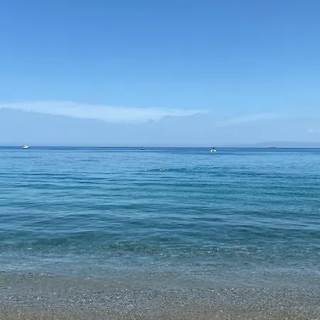 Tra Mare E Torre Faro