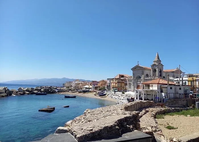 Tra Mare E Torre di Faro