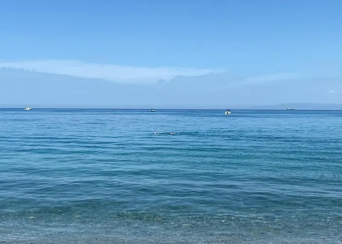 Tra Mare E Torre di Faro